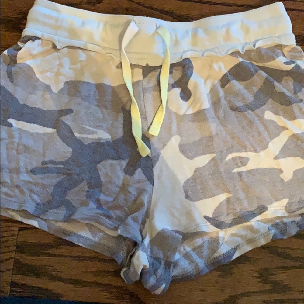 ME. N. U. CAMO SHORTS